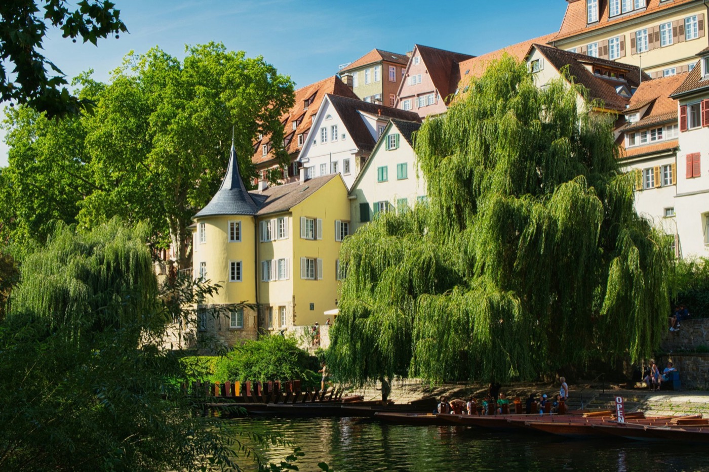 Stocherkähne auf dem Neckar vor der bunten Tübinger Häuserzeile